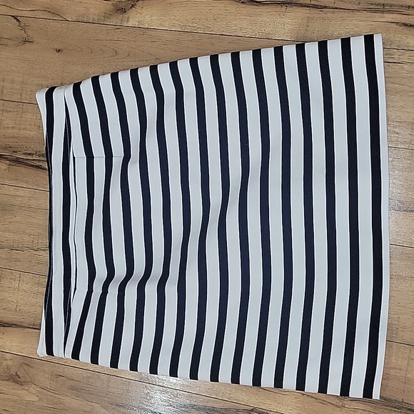 Anne Klein Nautical Navy Blue & White Stripped Skirt with Gold Buttons (L-XL) - Picture 6 of 8